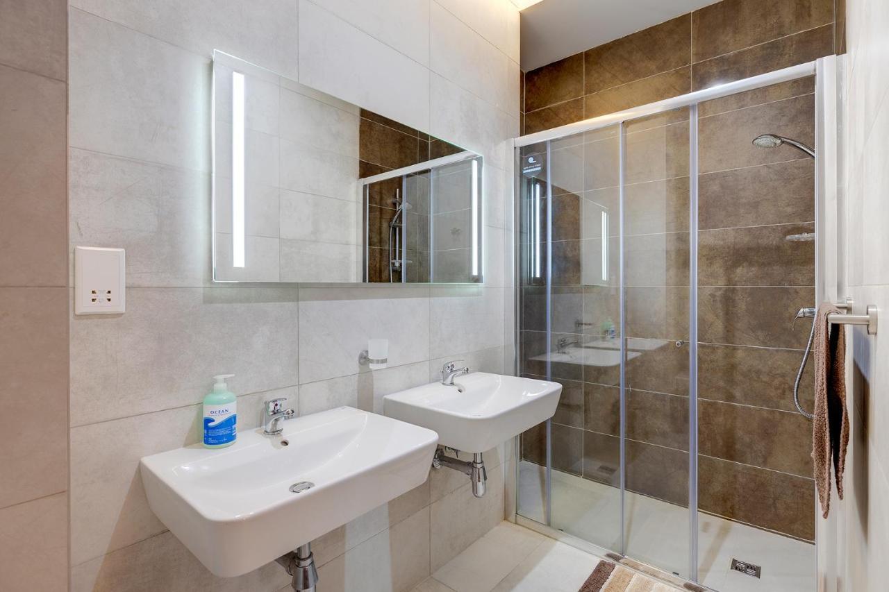 Luxe Apartment With Valletta And Harbour Views Sliema Kültér fotó