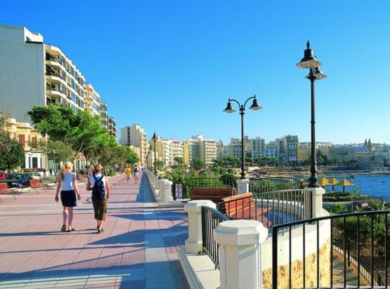 Luxe Apartment With Valletta And Harbour Views Sliema Kültér fotó